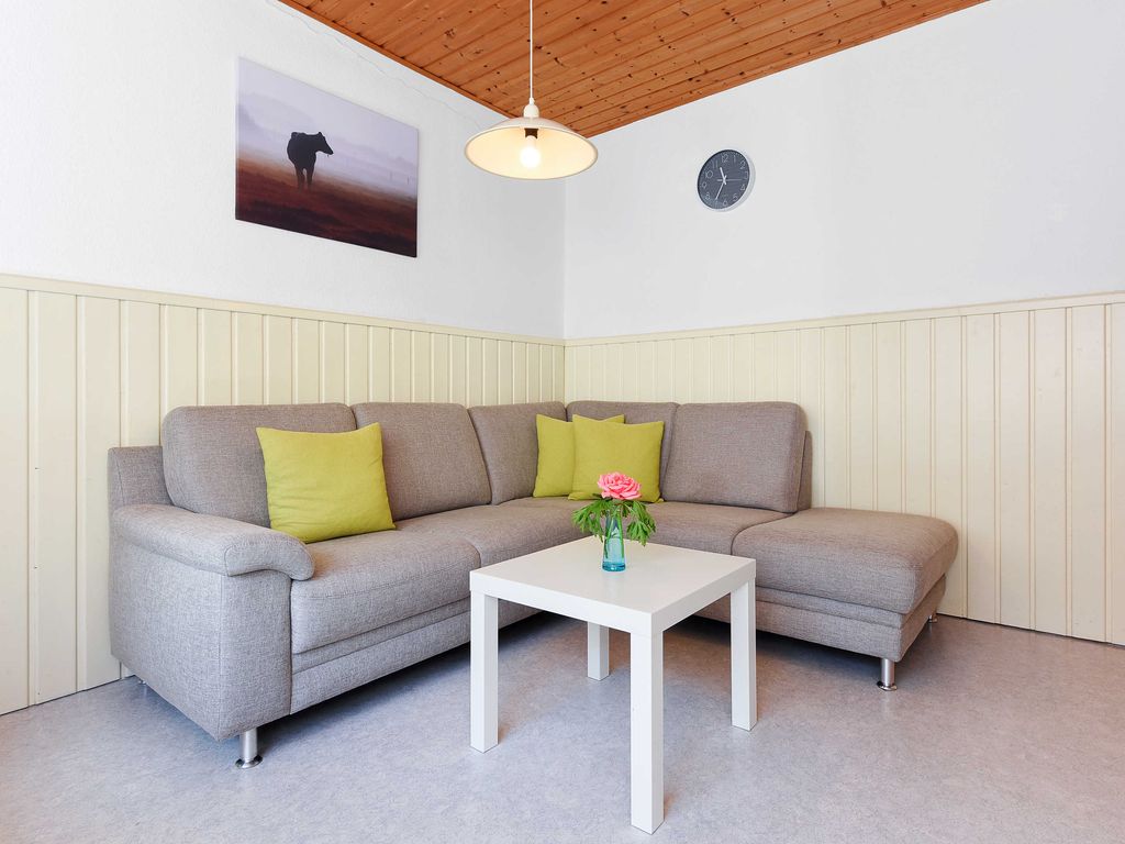 Wohnzimmer mit integriertem Küchenbereich