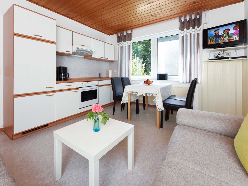 Wohnzimmer mit integriertem Küchenbereich