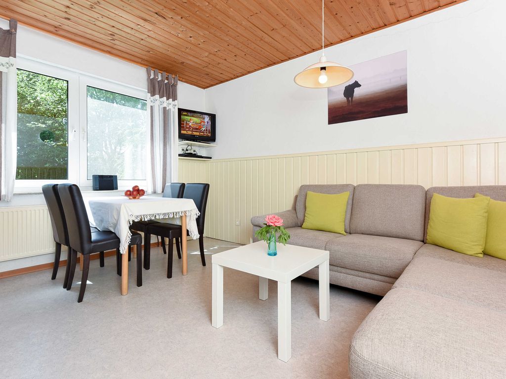 Wohnzimmer mit integriertem Küchenbereich