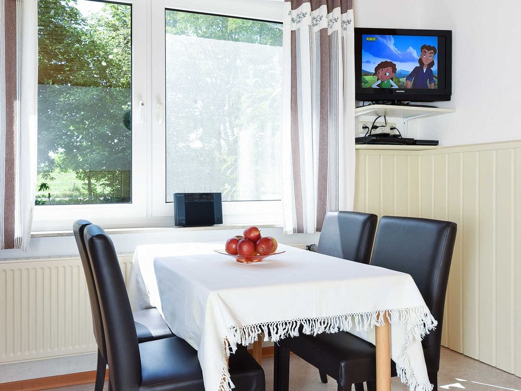 Wohnzimmer mit integriertem Küchenbereich