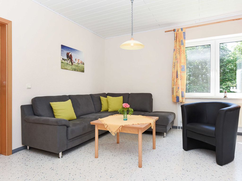 Wohnzimmer mit integriertem Küchenbereich