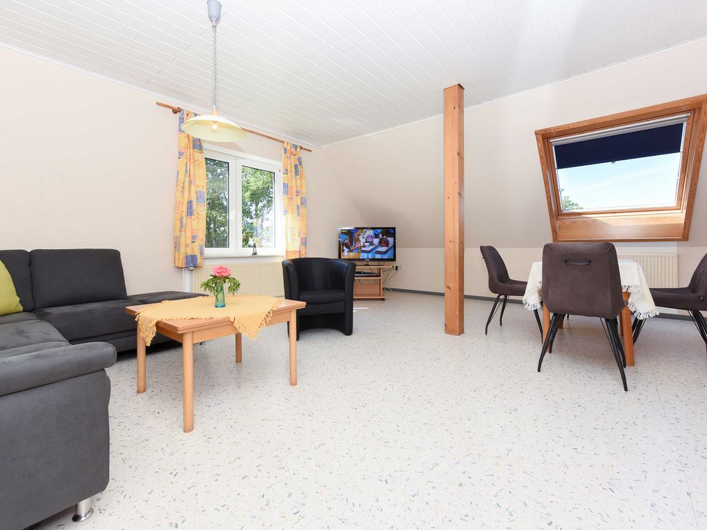 Wohnzimmer mit integriertem Küchenbereich