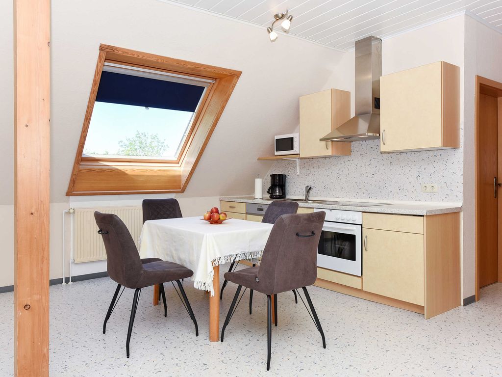 Wohnzimmer mit integriertem Küchenbereich