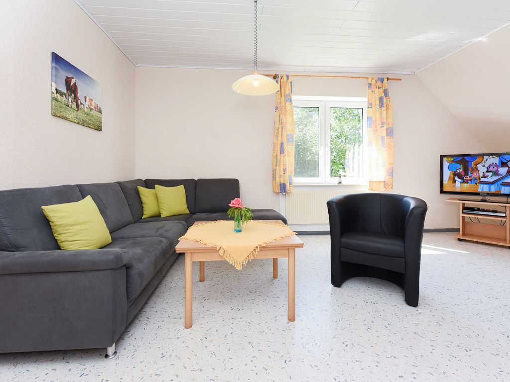 Wohnzimmer mit integriertem Küchenbereich
