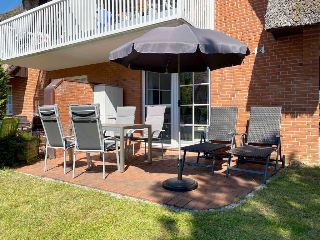 Terrasse mit Gartenmöbeln