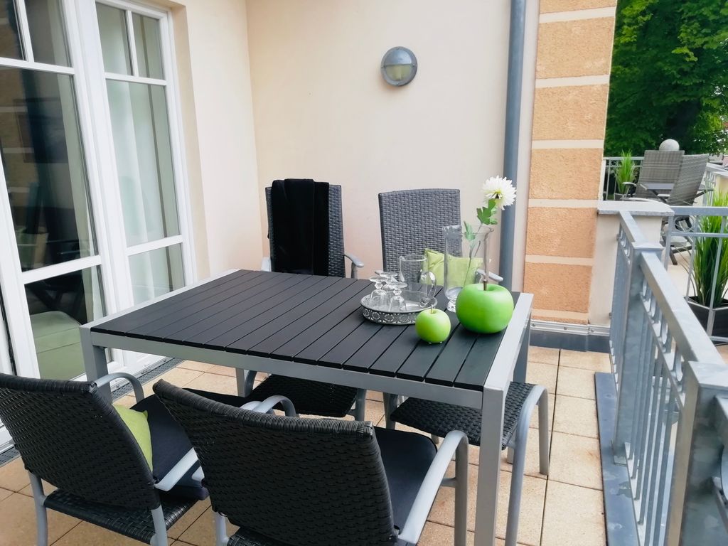 Südbalkon mit Gartenmöbeln
