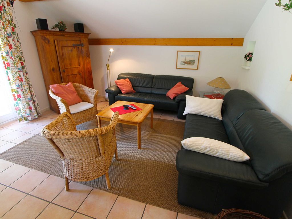 Wohnraum mit Couch und Kaminofen