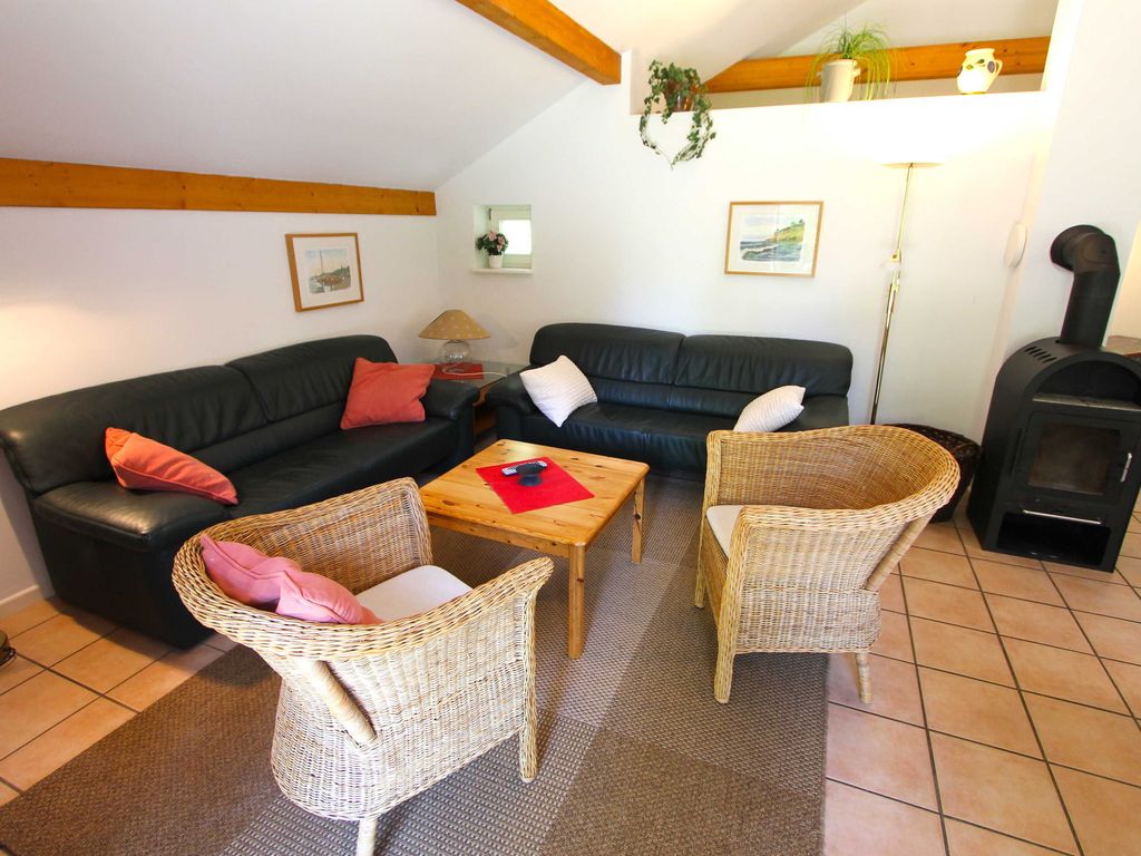 Wohnraum mit Couch und Kaminofen