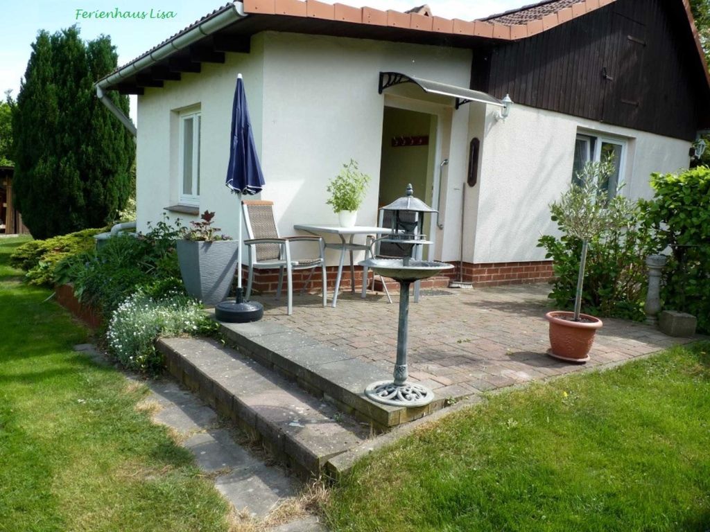 Hausansicht mit Terrasse