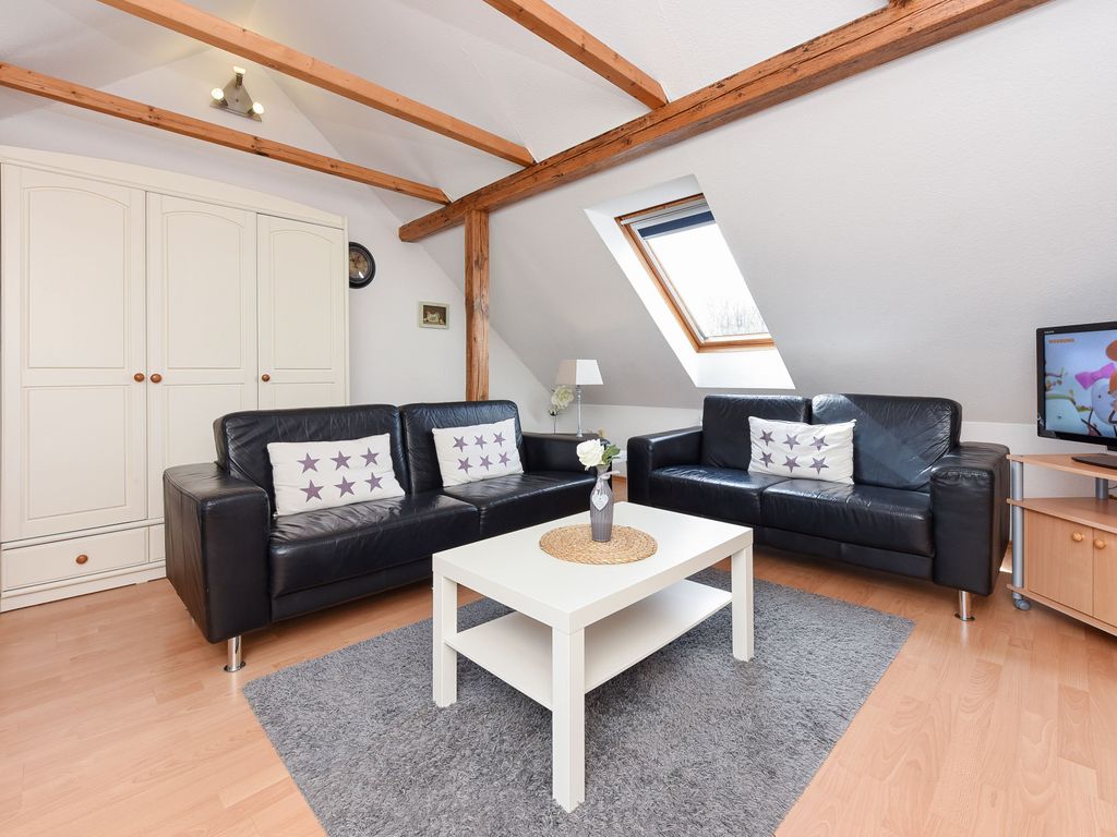 Wohnzimmer mit integriertem Küchenbereich