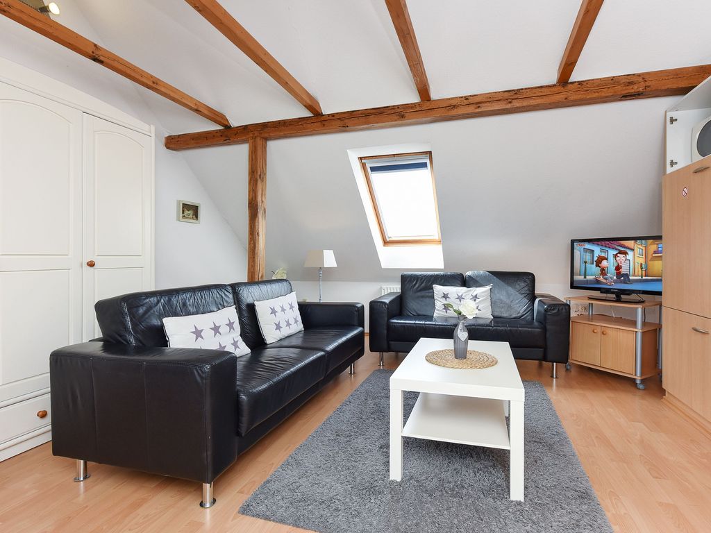 Wohnzimmer mit integriertem Küchenbereich