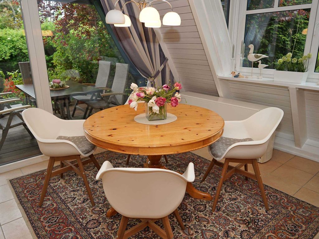 Esstisch im Wohnzimmer mit extra Doppelfenster und Waldblick