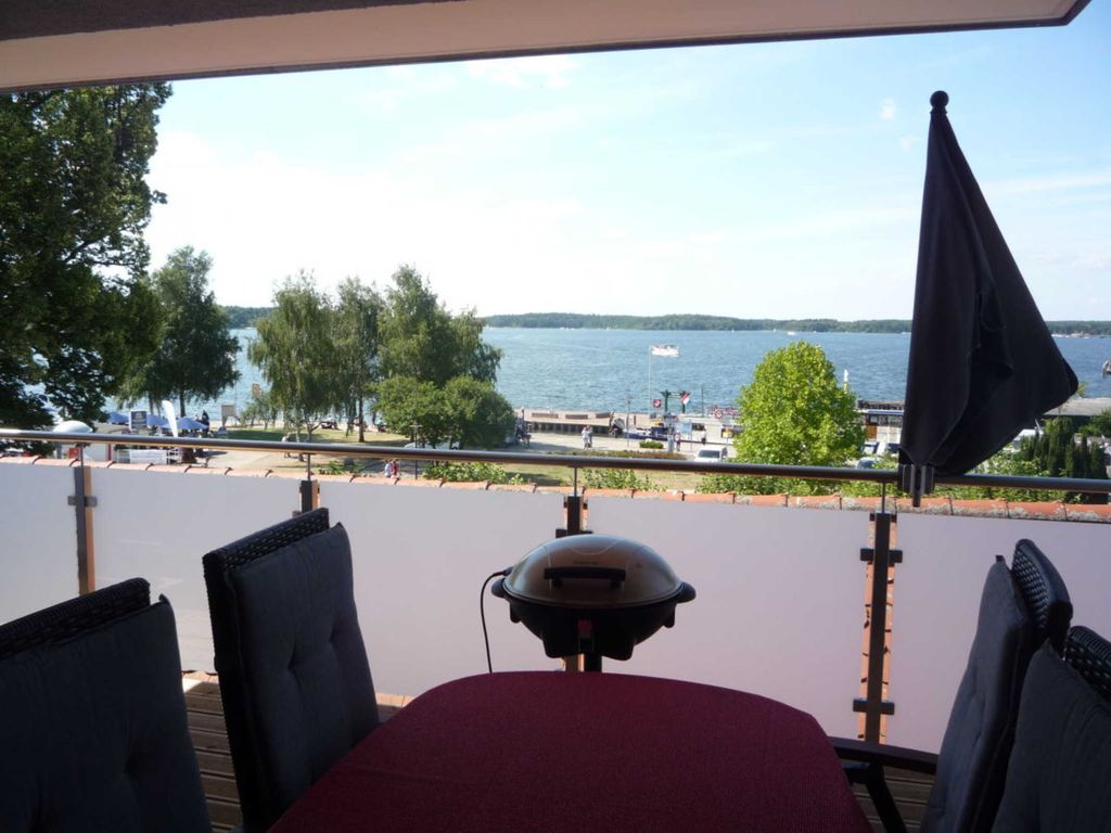 Blick vom großzügigen Balkon auf die wunderschöne Wasserlandschaft