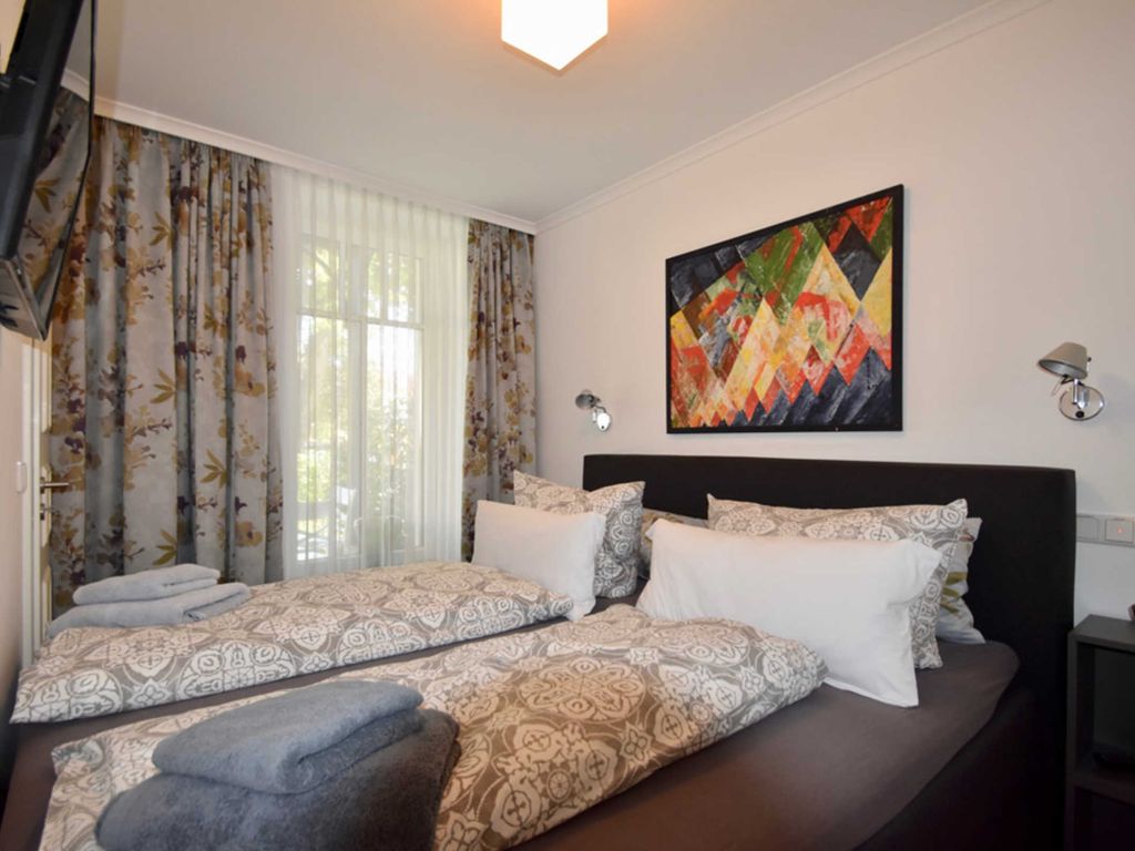 Schlafzimmer 1