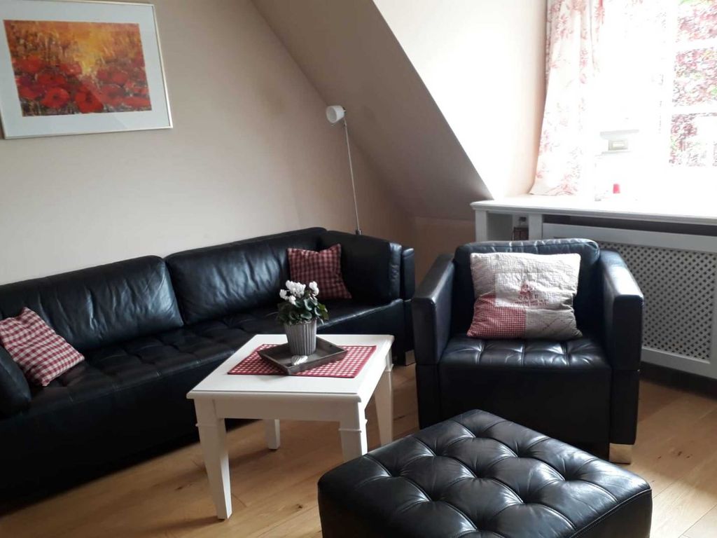 Warme Holzfußböden, harmonische Farbgestaltung in allen Räumen.
Das Wohnzimmer mit hochwertiger Sitzecke lädt ein zum Entspannen und auch zu einem  gemütlichen Fernsehabend mit der Familie.