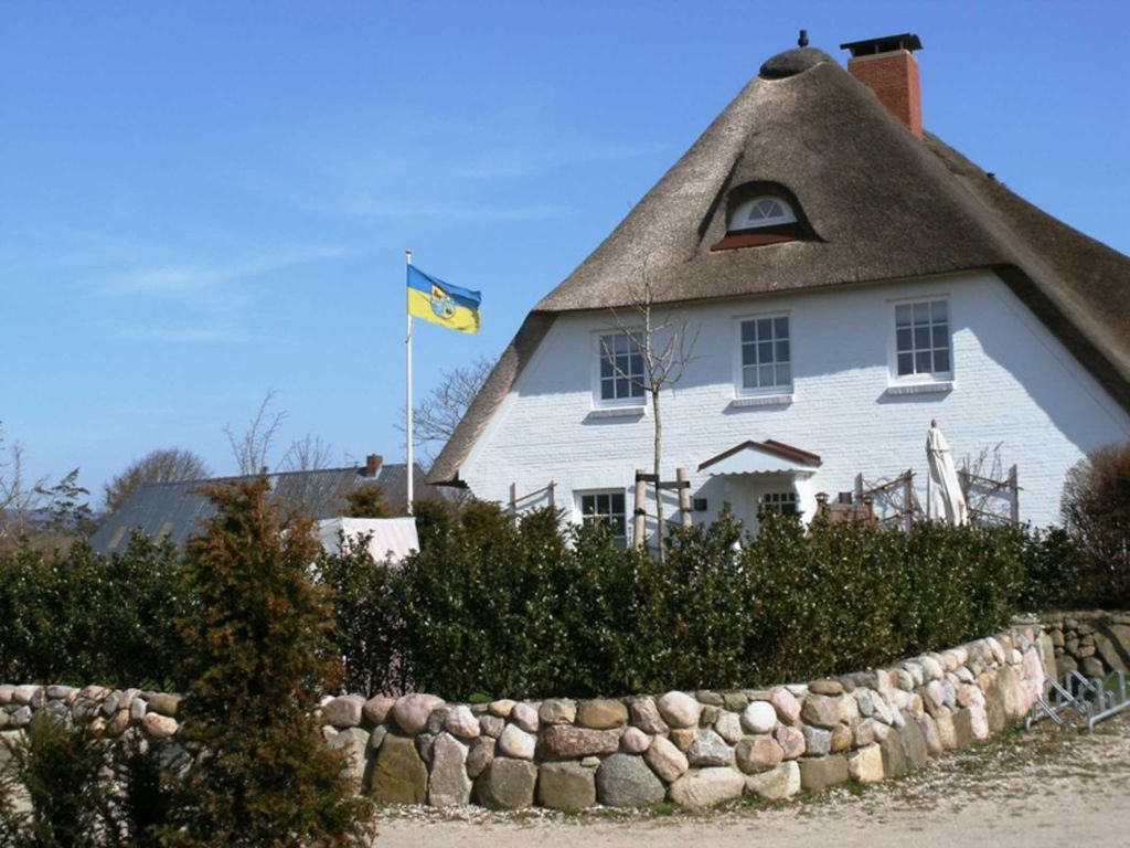 Über einen eigenen Eingang und Treppenhaus mit kleiner Garderobe im Erdgeschoss gelangt man in die geschmackvoll eingerichtete und komfortabel ausgestattete Ferienwohnung in der 1. Etage.