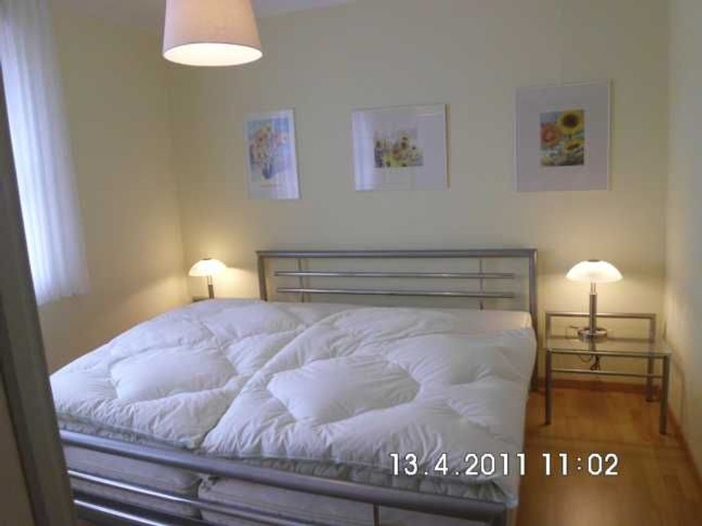 Schlafzimmer mit Doppelbett.