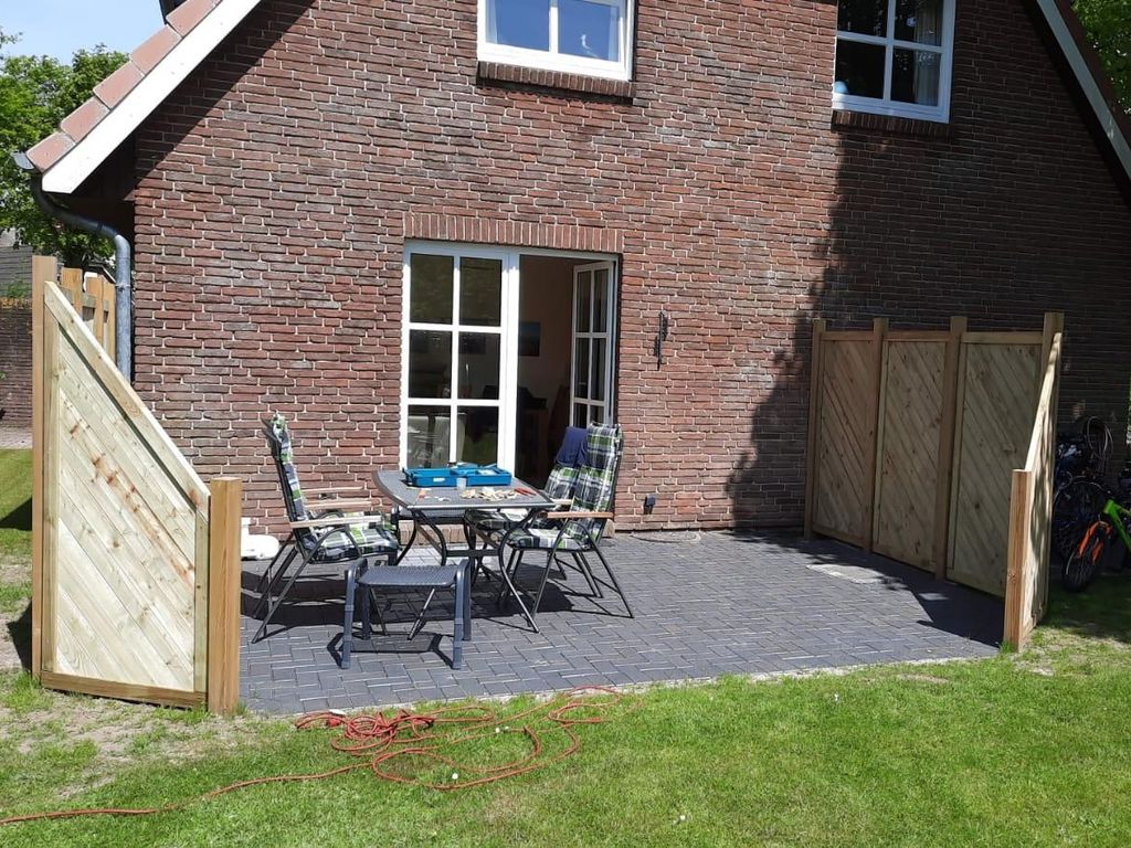 Blick vom Garten auf Terrasse mit Gartenmöbel