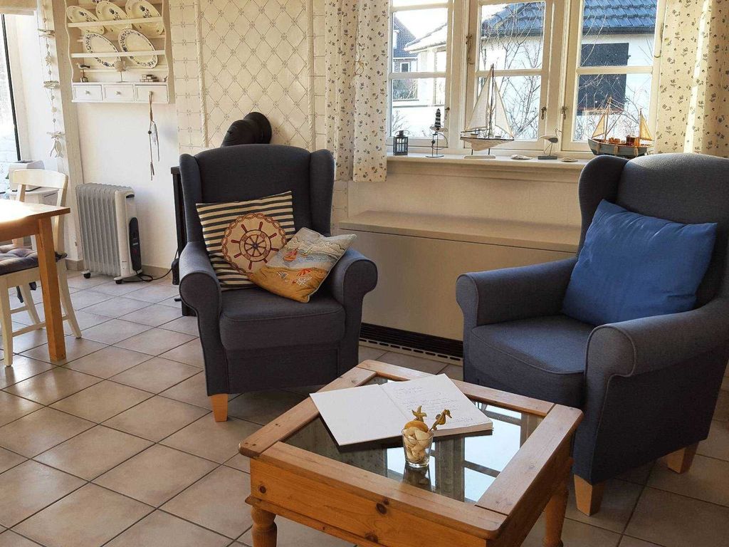 Das über 20 qm große Wohnzimmer bietet auch bei anderem Wetter viel Platz zum Urlaub machen.