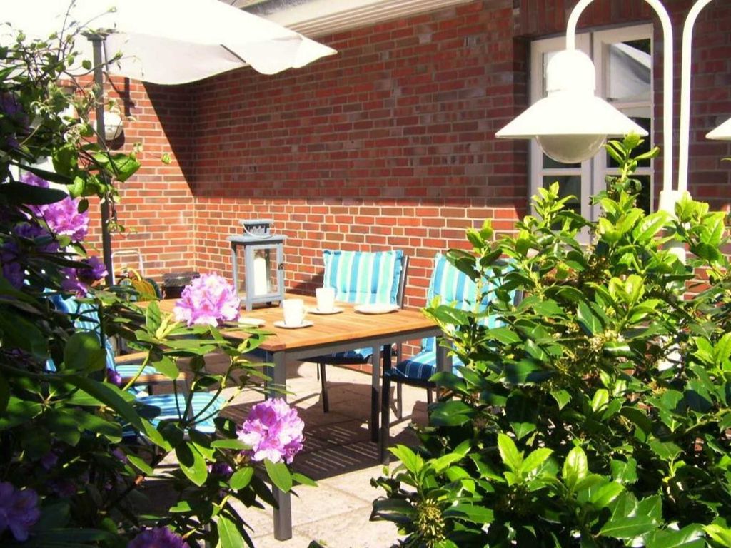 In dem ca. 600 qm großen, eingezäunten Garten, mit den möblierten Terrassen und der Schaukel für die Kinder, kann man die Sonne fast den ganzen Tag genießen.