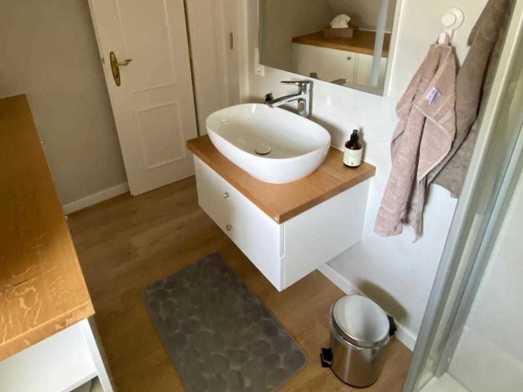 Badezimmer mit Waschmaschine