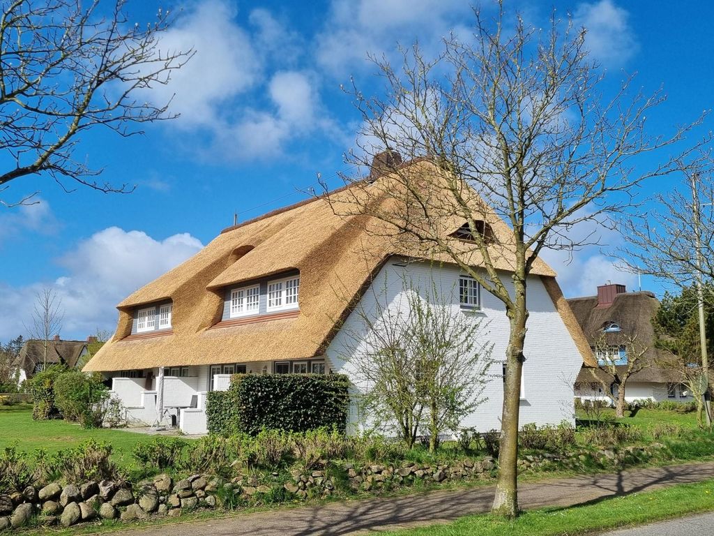 Hausansicht###br###Das schöne Friesenhaus liegt auf einem von Heckenrosen umgebenen großen Grundstück.