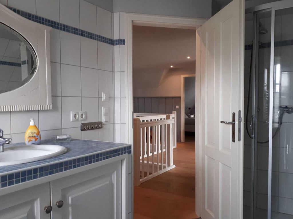 Badezimmer mit Dusche und Badewanne