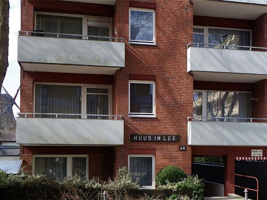 Frontansicht Huus in Lee, Sandwall 60. Die Ferienwohnung befindet sich im 1. OG des Hauses. Der dazugehörige PKW Stellplatz befindet sich hinter dem Haus.