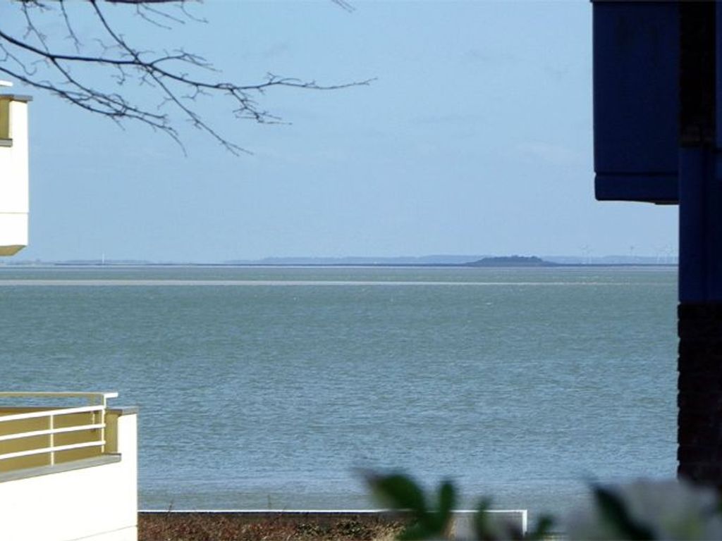 Balkon. Vom Balkon aus hat man eine wunderschöne Aussicht auf das Meer und die Hallig Oland.