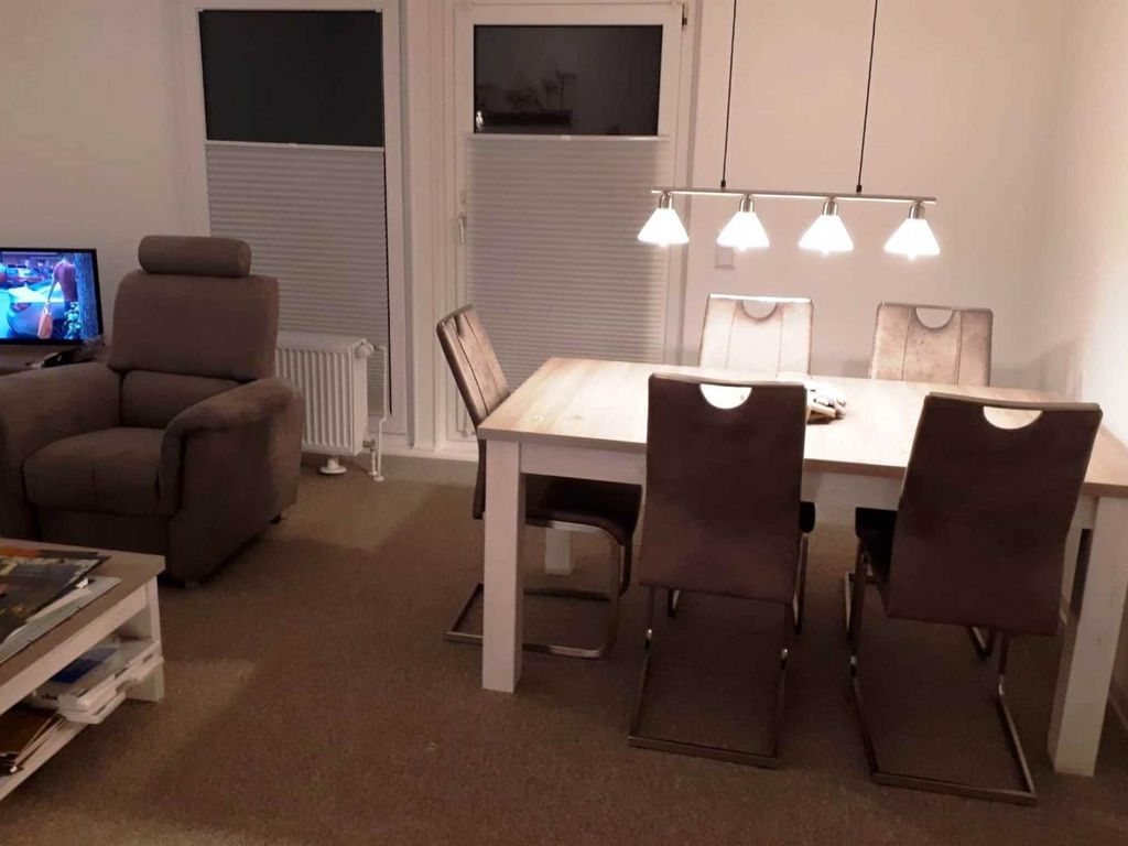 Essbreich im Wohnzimmer mit ZUgang zur Terrasse