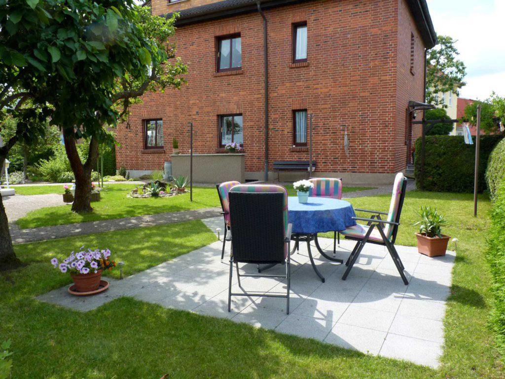 Ferienhaus mit 2 Ferienwohnungen und Terrasse sowie Liegewiese im Garten