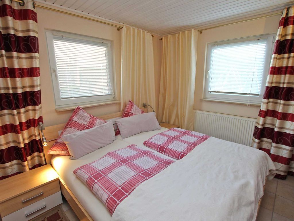 Schlafzimmer mit Doppelbett