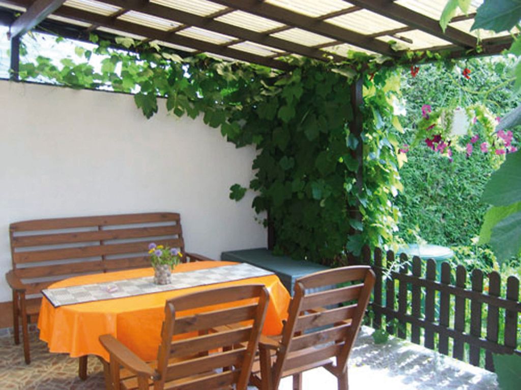 Überdachte Terrasse direkt am Haus mit Blick auf den Teich und Garten Ferienhaus Libelle Objekt-ID 121116