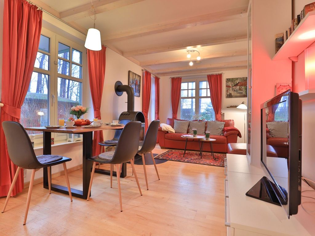 Landhaus Victoria, Schwan - Blick auf den offenen Wohn-/Essbereich mit Kaminofen