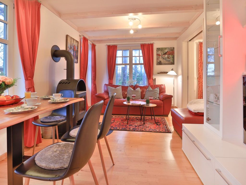 Landhaus Victoria, Schwan - Blick auf den offenen Wohn-/Essbereich mit Kaminofen