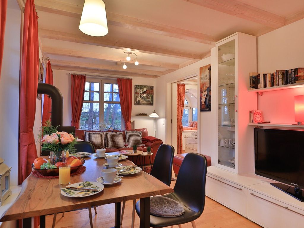 Landhaus Victoria, Schwan - Blick auf den offenen Wohn-/Essbereich mit Kaminofen