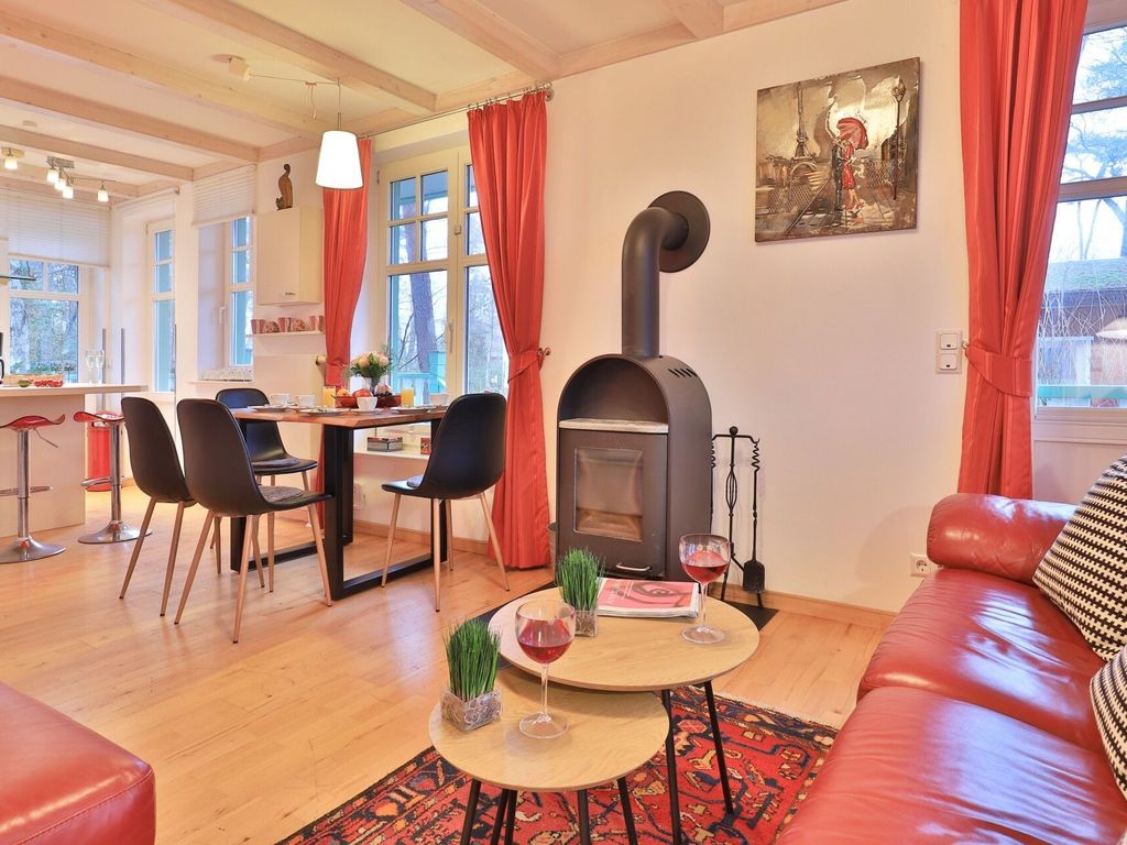 Landhaus Victoria, Schwan - Blick auf den offenen Wohn-/Essbereich mit Kaminofen