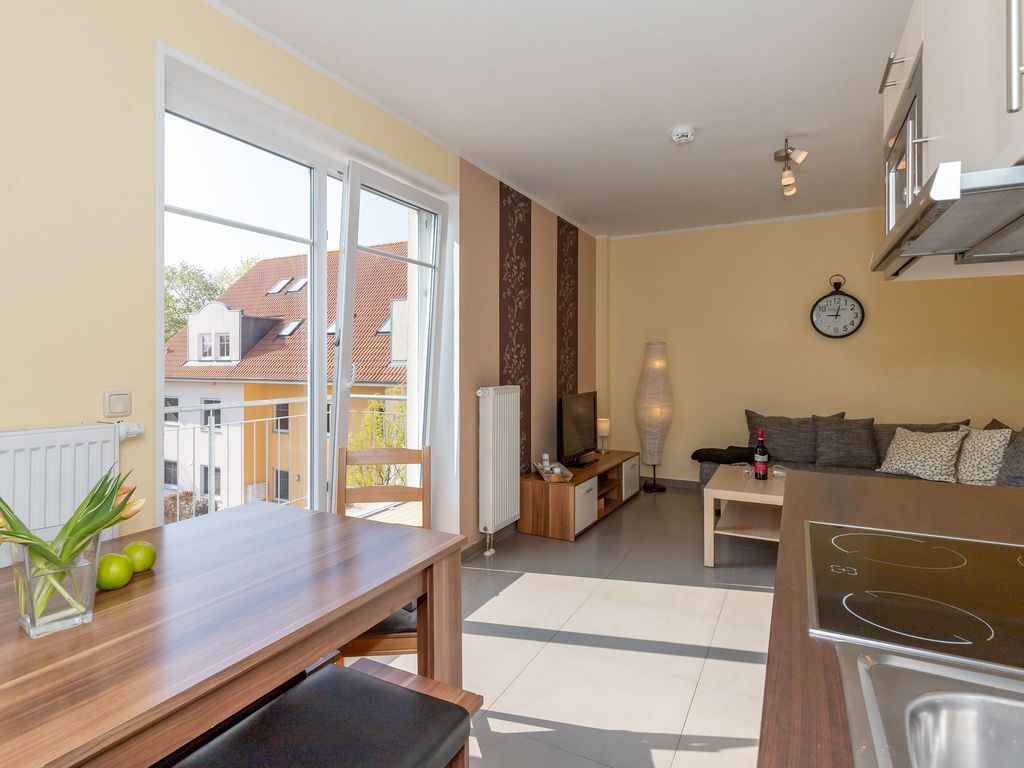 Blick von der Küche ins Wohnzimmer