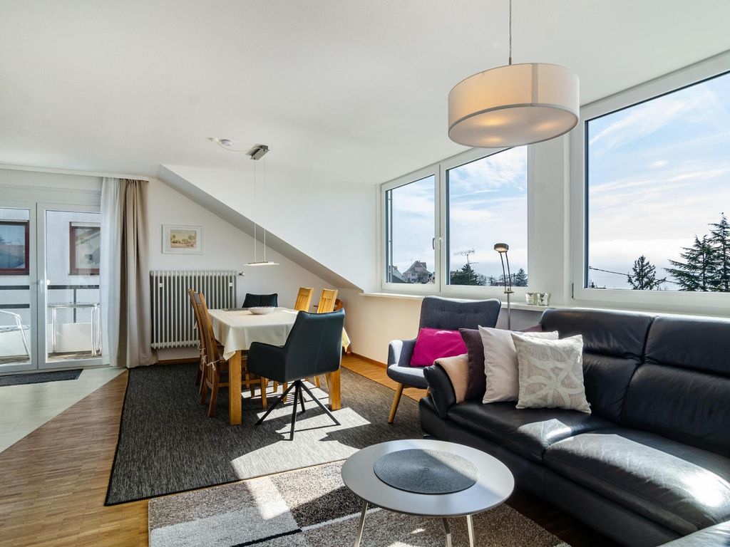 Fewo Seeblick - Wohnzimmer mit Essbereich und Südbalkon