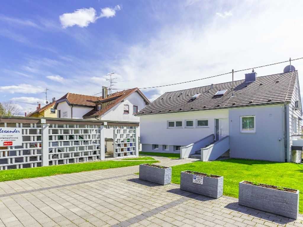 Hausansicht - Parkplätze direkt vor dem Haus