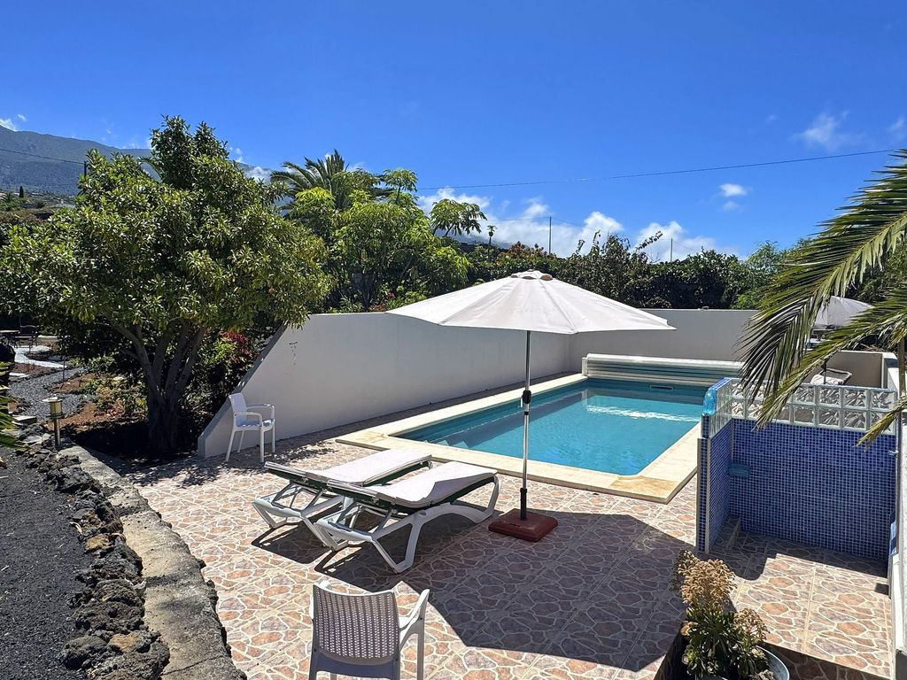 Sonnenliegen und Sonnenschirm am Pool