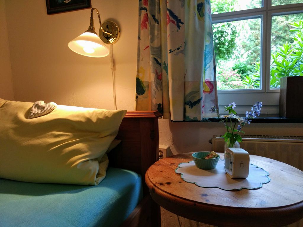 Bett und Nachttisch