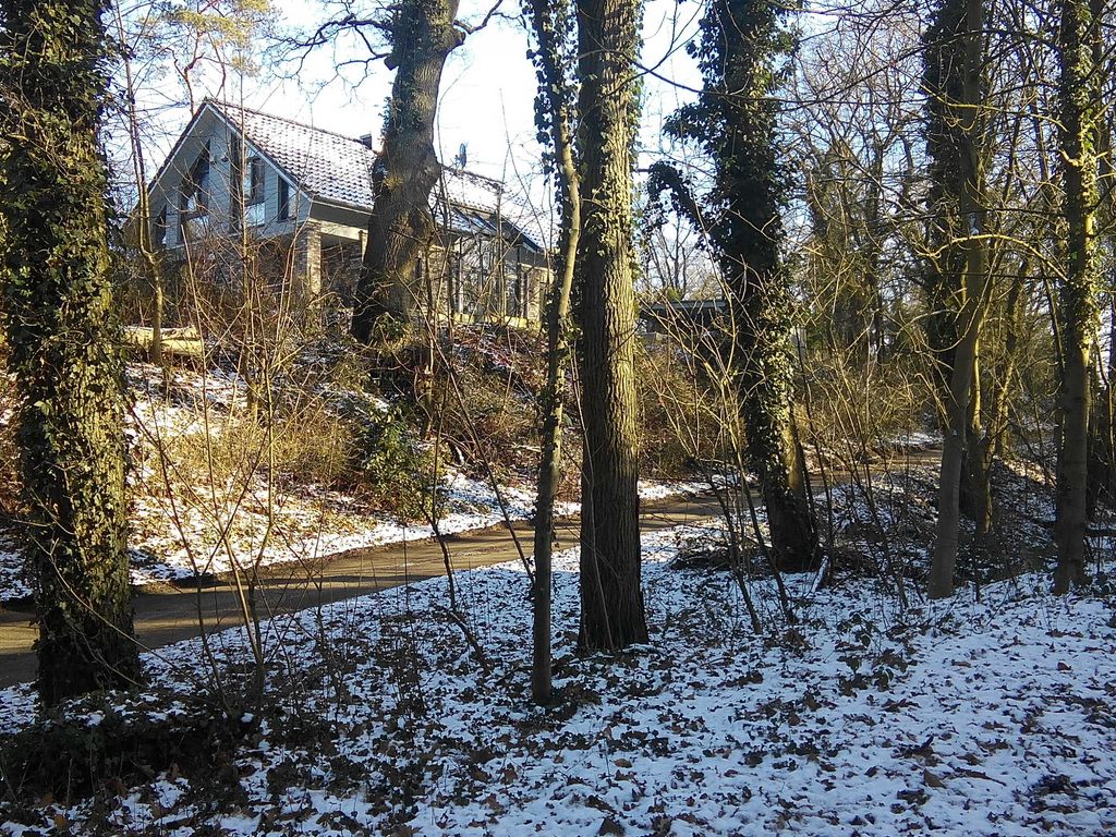 Unser Haus unten vom Hang aus gesehen - das Apartment befindet sich links unten.