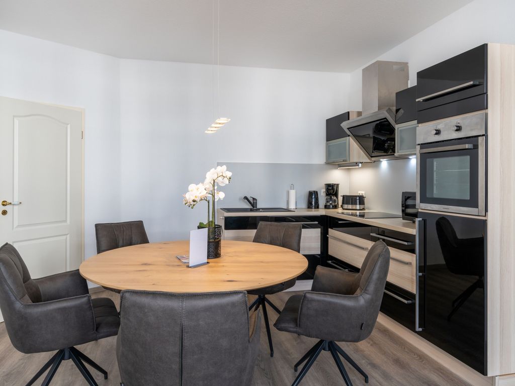 Villa Erika App. 06 - nur 50 m zum Ostseestrand - Essbereich / Küche