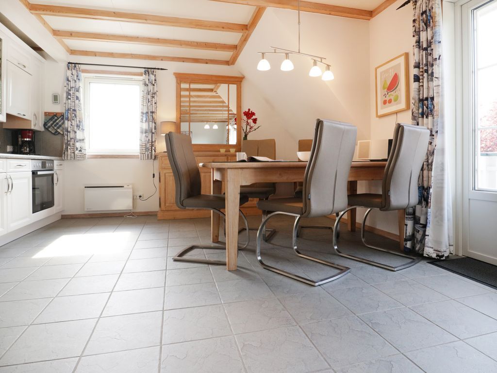 Haus Seepferdchen Whg. SP3 - Blick auf den Essbereich und die offene Küchenzeile