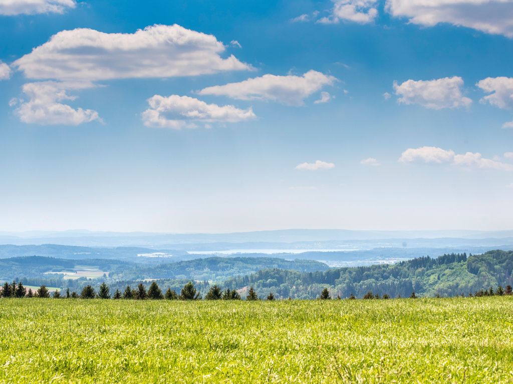 Panoramablick auf Bodensee & Alpen vom höchsten Punkt ###br###im Deggenhausertal