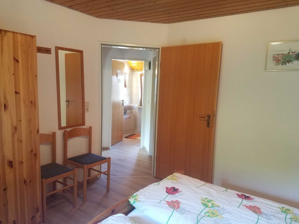 Schlafzimmer mit Blick ins Bad