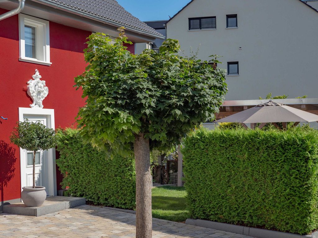 Eingangbereich und Parkplatz