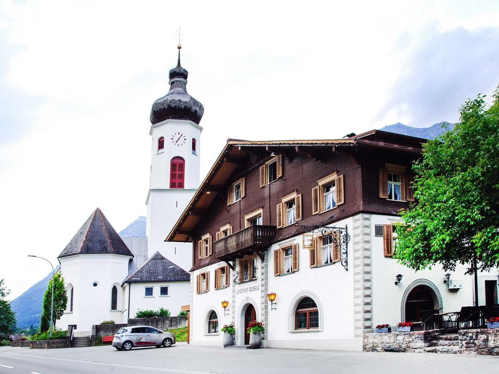 Gasthof Rössle und die Pfarrkirche Braz - Nikolaus