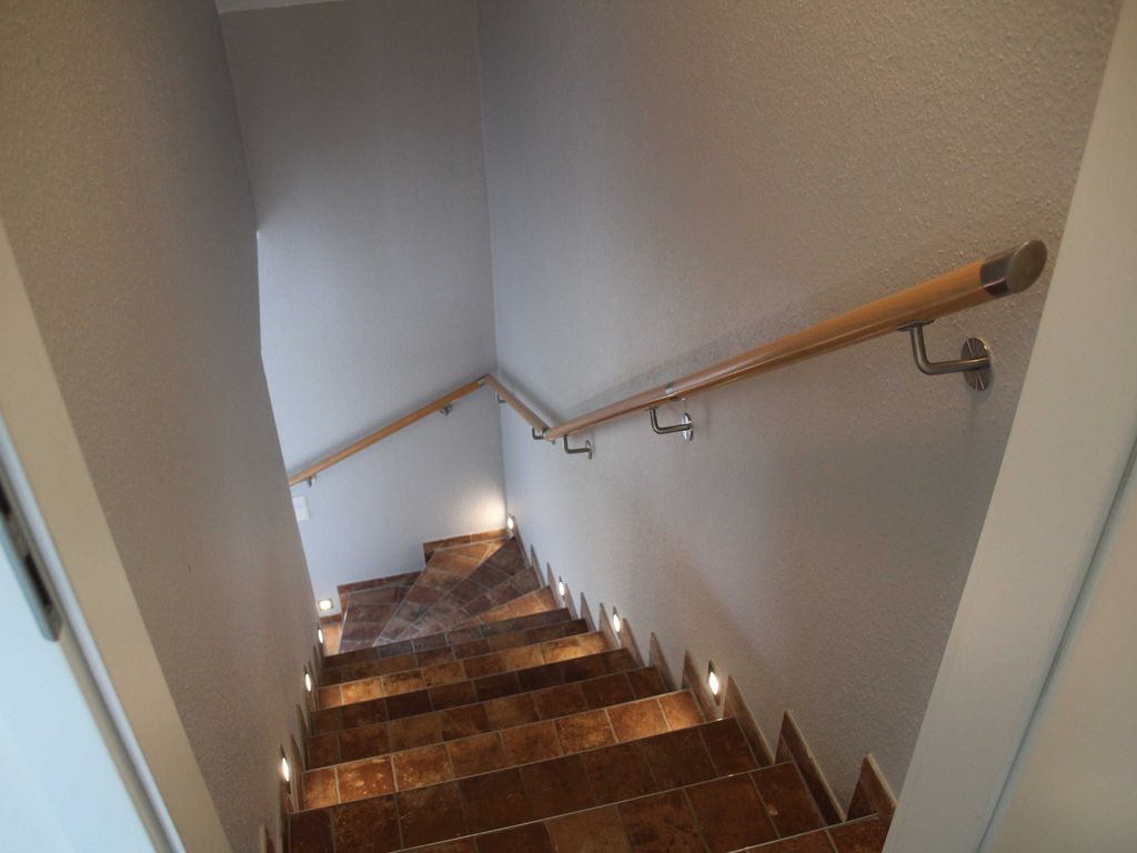 beleuchteter Treppenaufgang zu Wohnung